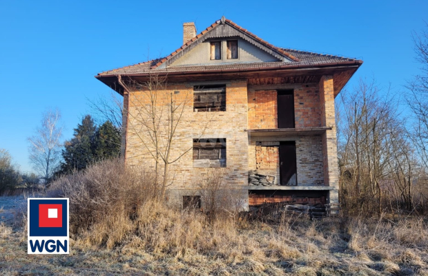 Szprotawa, dom jednorodzinny, 252 m2, 8 pokoi, działka 12 ar, cena 280 000 zł, sprzedam.  
  
Oferuję Państwu piętrowy dom jedn