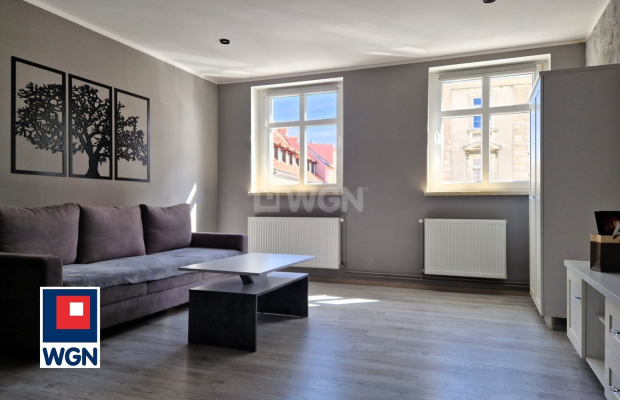 Szprotawa, kawalerka w Rynku, 56 m2, cena 250 000 zł, sprzedam.  
  
Na sprzedaż oferuję Państwu mieszkanie dwupoziomowe w zaby