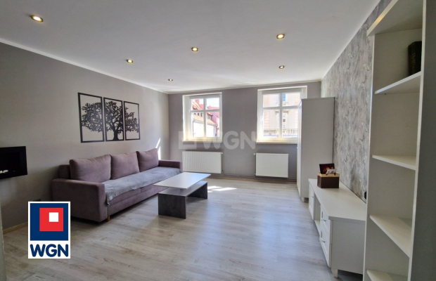 Szprotawa, kawalerka w Rynku, 56 m2, cena 250 000 zł, sprzedam.  
  
Na sprzedaż oferuję Państwu mieszkanie dwupoziomowe w zaby