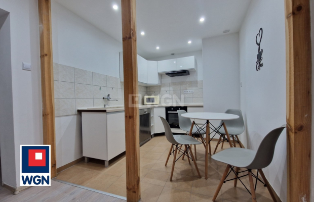 Szprotawa, kawalerka w Rynku, 56 m2, cena 250 000 zł, sprzedam.  
  
Na sprzedaż oferuję Państwu mieszkanie dwupoziomowe w zaby