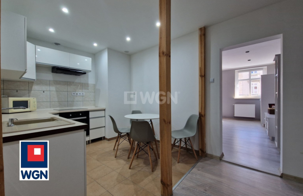 Szprotawa, kawalerka w Rynku, 56 m2, cena 250 000 zł, sprzedam.  
  
Na sprzedaż oferuję Państwu mieszkanie dwupoziomowe w zaby