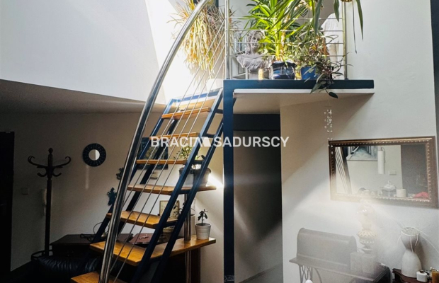 Płaszów, ul. Saska - 6 pokojowe o powierzchni 106 m². 
 
Dwupoziomowe, 6-pokojowe mieszkanie o łącznej powierzchni 106 m², w ty