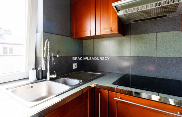 Płaszów, ul. Saska - 6 pokojowe o powierzchni 106 m². 
 
Dwupoziomowe, 6-pokojowe mieszkanie o łącznej powierzchni 106 m², w ty