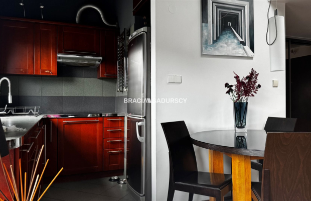 Płaszów, ul. Saska - 6 pokojowe o powierzchni 106 m². 
 
Dwupoziomowe, 6-pokojowe mieszkanie o łącznej powierzchni 106 m², w ty