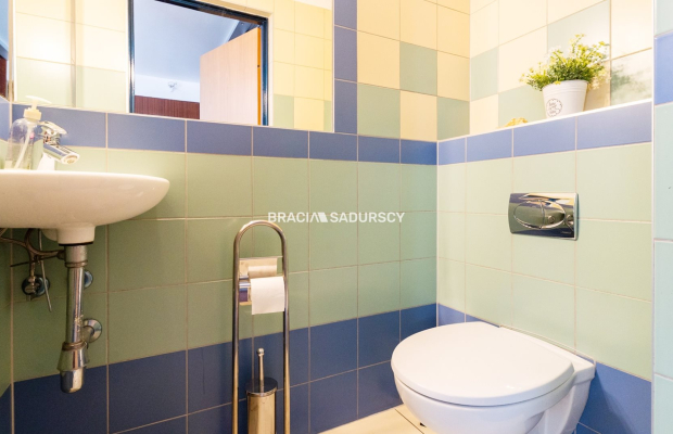 Płaszów, ul. Saska - 6 pokojowe o powierzchni 106 m². 
 
Dwupoziomowe, 6-pokojowe mieszkanie o łącznej powierzchni 106 m², w ty