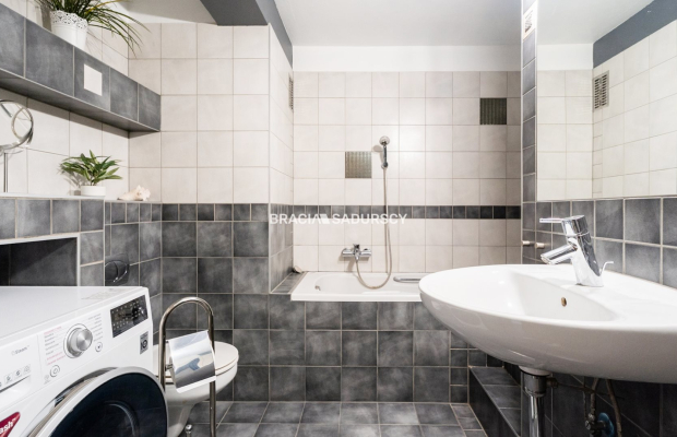 Płaszów, ul. Saska - 6 pokojowe o powierzchni 106 m². 
 
Dwupoziomowe, 6-pokojowe mieszkanie o łącznej powierzchni 106 m², w ty