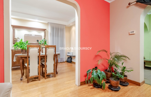 4 pokoje do zamieszkania z miejscem parkingowym 