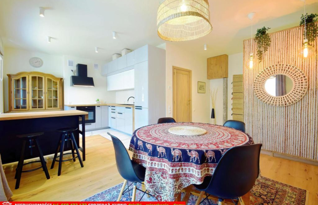 Prestiżowe mieszkanie, wyskoki standard, 2 balkony.