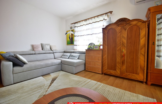 Zadbany dom do zamieszkania, ładna działka.