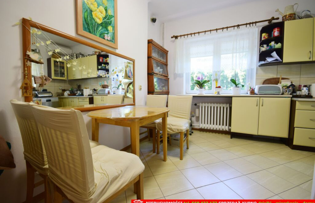 Zadbany dom do zamieszkania, ładna działka.