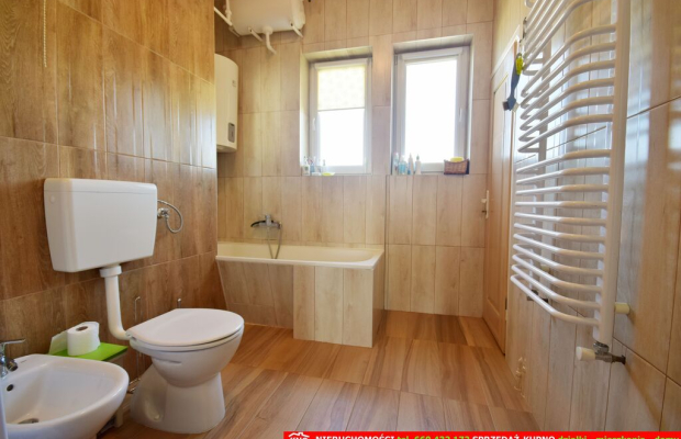 Zadbany dom do zamieszkania, ładna działka.