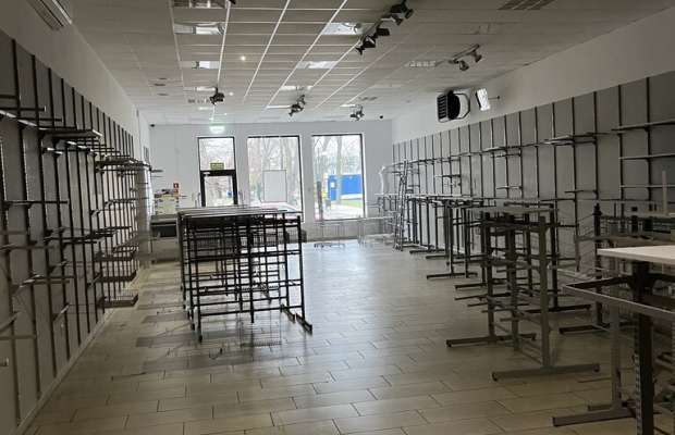 Lokal handlowy 180 m kw.  w centrum Dęblina.