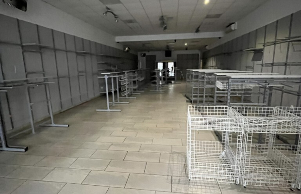 Lokal handlowy 180 m kw.  w centrum Dęblina.