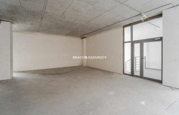 Lokal usługowy w stanie deweloperskim -706 m