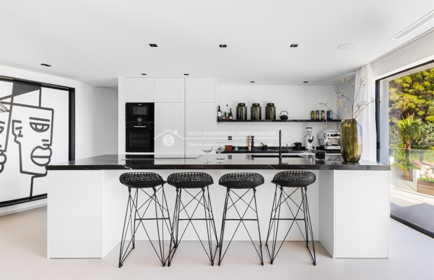 WILLA SIBILA - TWOJA OAZA LUKSUSU NAD MORZEM  

 Zaledwie 300 metrów od malowniczej plaży Cala Portitxol w prestiżowej urbaniza