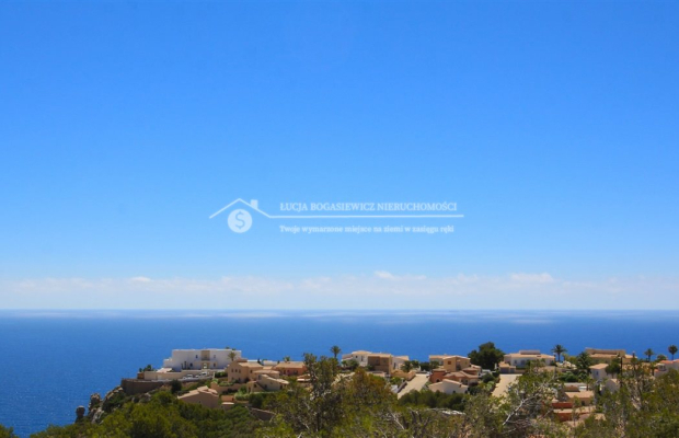 Już dziś spełnij swoje marzenie o pięknej willi w słonecznej Hiszpanii na najpiękniejszym wybrzeżu Costa Blanca! Nowoczesna wil