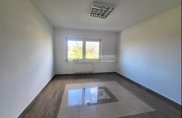 Szukasz miejsca dobrze skomunikowanego pod swój biznes?  

 Mamy dla Ciebie lokal handlowo-usługowo-biurowy w budynku na I pięt