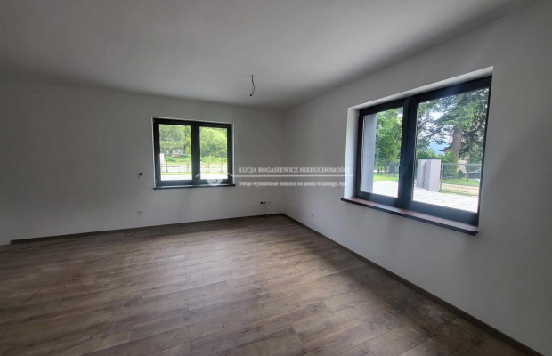 Szukasz miejsca dobrze skomunikowanego pod swój biznes?  

 Mamy dla Ciebie lokal handlowo-usługowo-biurowy w budynku na parter