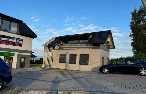 Atrakcyjny Lokal Usługowy na Wynajem w Buczkowicach - 70 m²  

 Do wynajęcia przestronny i funkcjonalny lokal usługowy o powier