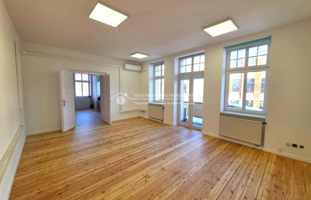 Nowoczesny lokal biurowy 57 m² z serwerownią i parkingiem - Bielsko-Biała, ul. Komorowicka 39 

 Do wynajęcia komfortowy i funk