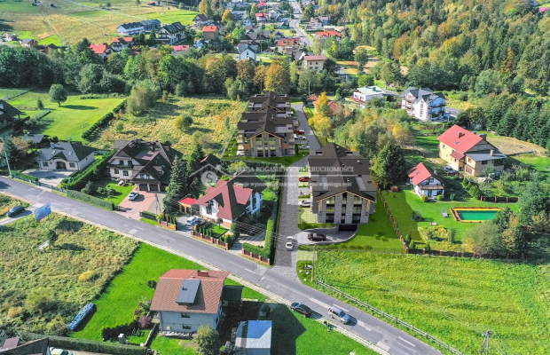 Inwestycja zlokalizowana jest w Szczyrku. Miasto to łączy w pełni rozwiniętą infrastrukturę z położeniem w wyjątkowo malownicze