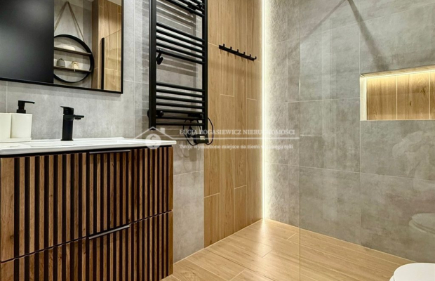 Nowa nizsza cena! 
Na sprzedaż apartament o powierzchni ok. 50 m², zlokalizowany w nowoczesnym budynku z 2024 roku, położonym w