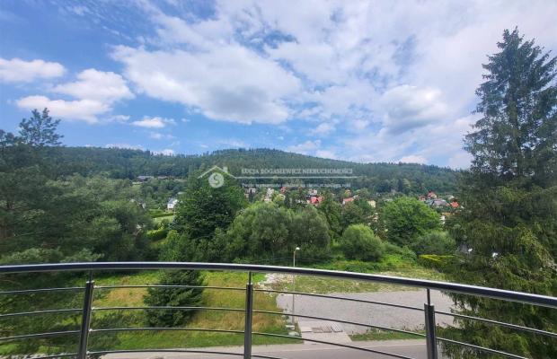 Przestronny, trzypokojowy apartament o pow. ponad 100 m2 z balkonem i 38 m tarasem z bajecznym widokiem na góry w doskonałej lo