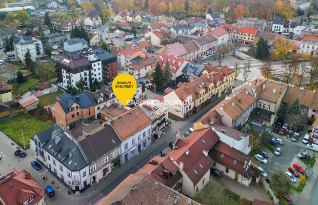 Mieszkanie z garażem, lokalem handlowym i piwnicą.