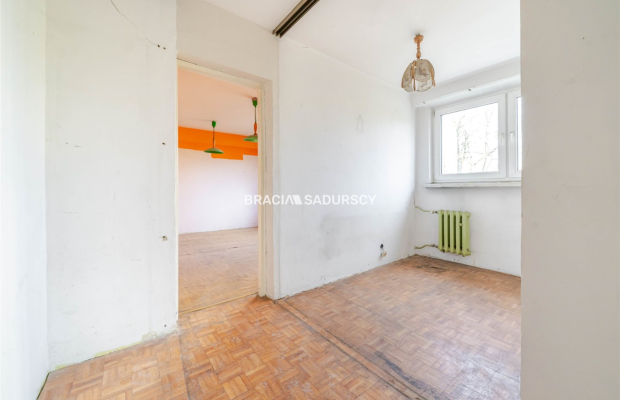 3 pok, 2 łazienki, balkon, 1 piętro, możliwy garaż