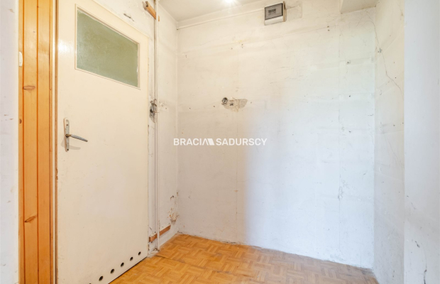 3 pok, 2 łazienki, balkon, 1 piętro, możliwy garaż