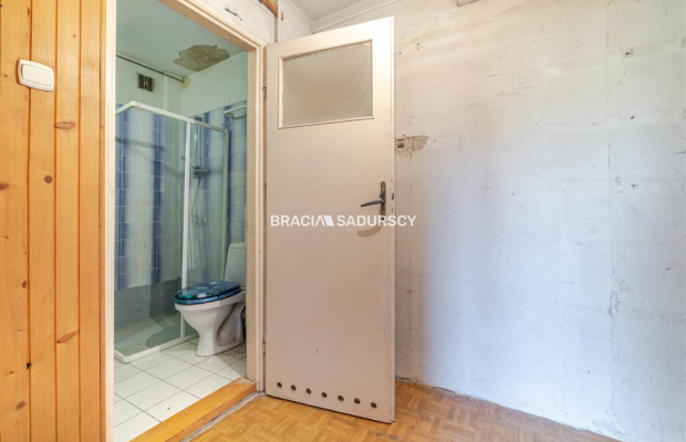 3 pok, 2 łazienki, balkon, 1 piętro, możliwy garaż