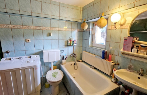 Dom wolnostojący, bud. gosp. i 2 działki