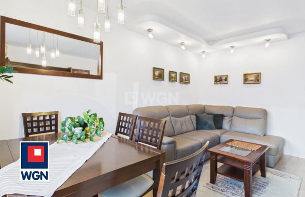 Na sprzedaż przestronne i funkcjonalne mieszkanie o powierzchni 63,30 m2.  
  
Mieszkanie znajduje się w doskonale skomunikowan