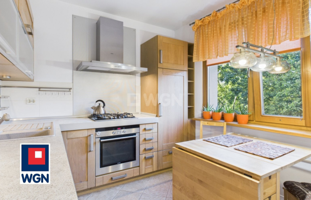 Na sprzedaż przestronne i funkcjonalne mieszkanie o powierzchni 63,30 m2.  
  
Mieszkanie znajduje się w doskonale skomunikowan