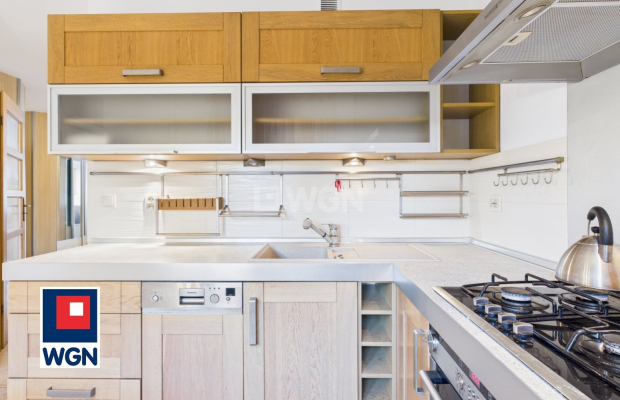 Na sprzedaż przestronne i funkcjonalne mieszkanie o powierzchni 63,30 m2.  
  
Mieszkanie znajduje się w doskonale skomunikowan