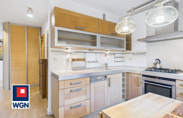 Na sprzedaż przestronne i funkcjonalne mieszkanie o powierzchni 63,30 m2.  
  
Mieszkanie znajduje się w doskonale skomunikowan