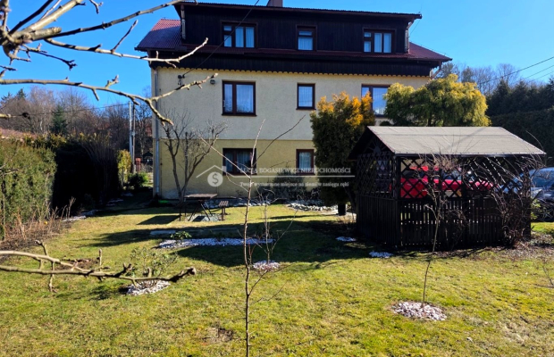 Ustroń | Dom wolnostojący | 328 m² | 11 pokoi | działka 758 m² 

 PODSTAWOWE PARAMETRY 

 Powierzchnia użytkowa: ok. 328 m² 
Ko