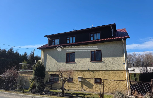 Ustroń | Dom wolnostojący | 328 m² | 11 pokoi | działka 758 m² 

 PODSTAWOWE PARAMETRY 

 Powierzchnia użytkowa: ok. 328 m² 
Ko