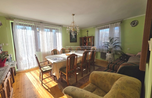 Ustroń | Dom wolnostojący | 328 m² | 11 pokoi | działka 758 m² 

 PODSTAWOWE PARAMETRY 

 Powierzchnia użytkowa: ok. 328 m² 
Ko