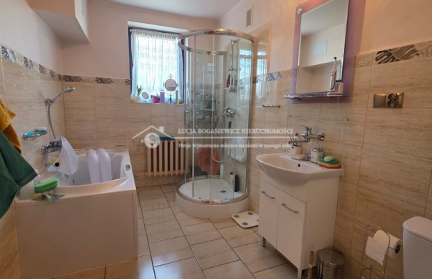 Ustroń | Dom wolnostojący | 328 m² | 11 pokoi | działka 758 m² 

 PODSTAWOWE PARAMETRY 

 Powierzchnia użytkowa: ok. 328 m² 
Ko