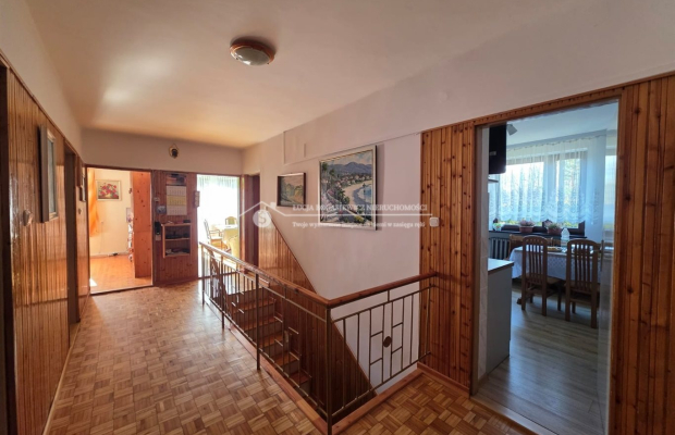 Ustroń | Dom wolnostojący | 328 m² | 11 pokoi | działka 758 m² 

 PODSTAWOWE PARAMETRY 

 Powierzchnia użytkowa: ok. 328 m² 
Ko