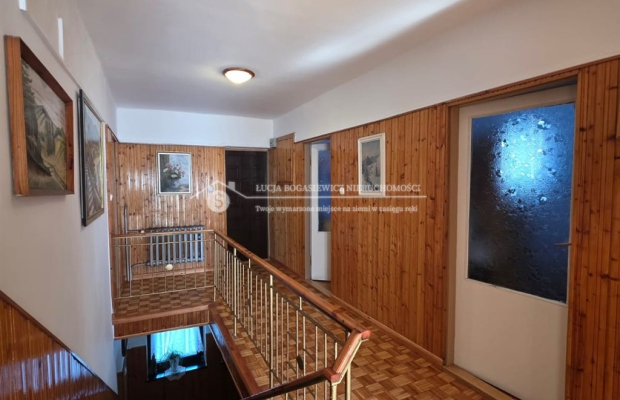 Ustroń | Dom wolnostojący | 328 m² | 11 pokoi | działka 758 m² 

 PODSTAWOWE PARAMETRY 

 Powierzchnia użytkowa: ok. 328 m² 
Ko