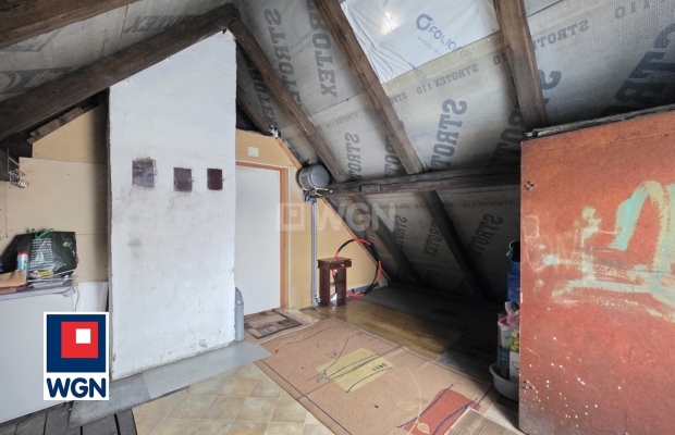 Oferujemy na sprzedaż dwupiętrową kamienicę zlokalizowaną przy ulicy Ks. Jana Skiby o powierzchni całkowitej ok 140 m2.  
  
Na