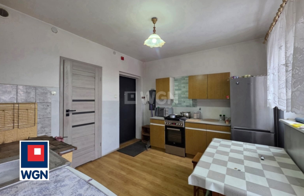 Oferujemy na sprzedaż dwupiętrową kamienicę zlokalizowaną przy ulicy Ks. Jana Skiby o powierzchni całkowitej ok 140 m2.  
  
Na