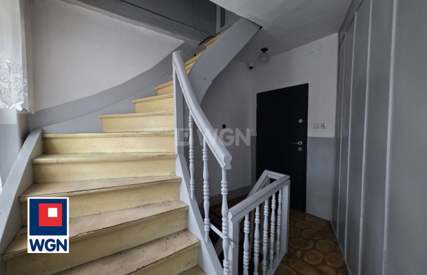 Oferujemy na sprzedaż dwupiętrową kamienicę zlokalizowaną przy ulicy Ks. Jana Skiby o powierzchni całkowitej ok 140 m2.  
  
Na