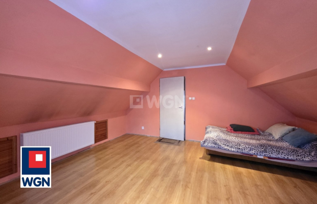 Oferujemy na sprzedaż dwupiętrową kamienicę zlokalizowaną przy ulicy Ks. Jana Skiby o powierzchni całkowitej ok 140 m2.  
  
Na