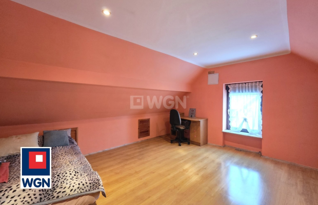 Oferujemy na sprzedaż dwupiętrową kamienicę zlokalizowaną przy ulicy Ks. Jana Skiby o powierzchni całkowitej ok 140 m2.  
  
Na