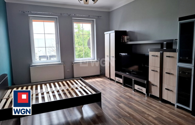 Głogów, mieszkanie, II piętro, pow 67,50 m2, piwnica 19,30 m2, sprzedam, 395 000 zł.  
  
KUPUJĄCY nie płaci prowizji !!!  
  
