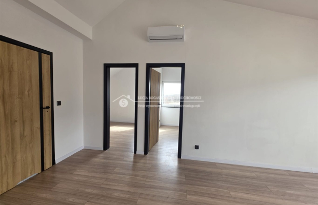 Lokal na wynajem - 60 m² | Usługi, handel, biuro lub cele mieszkalne | Parking w cenie  

 Do wynajęcia funkcjonalny lokal o po