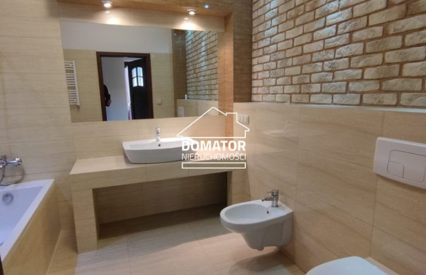 Polecam komfortowy  dom wolnostojący 200 m2 usytuowany na pięknie zagospodarowanej działce z oczkiem wodnym o powierzchni 1100 